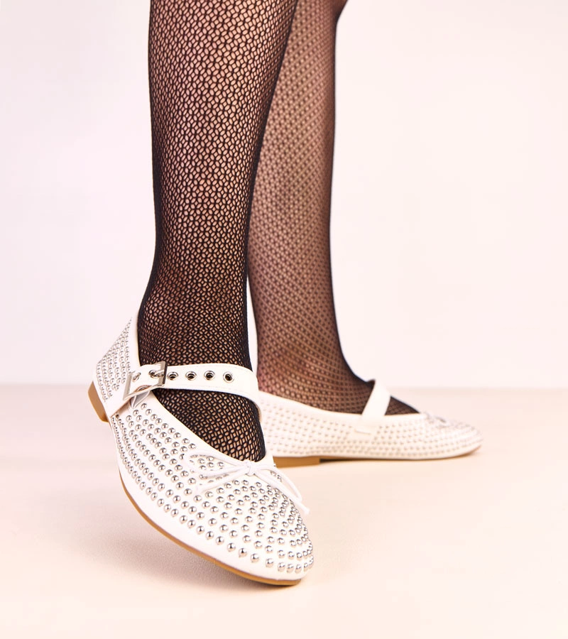 Hers Białe baleriny zdobione ćwiekami i kokardką