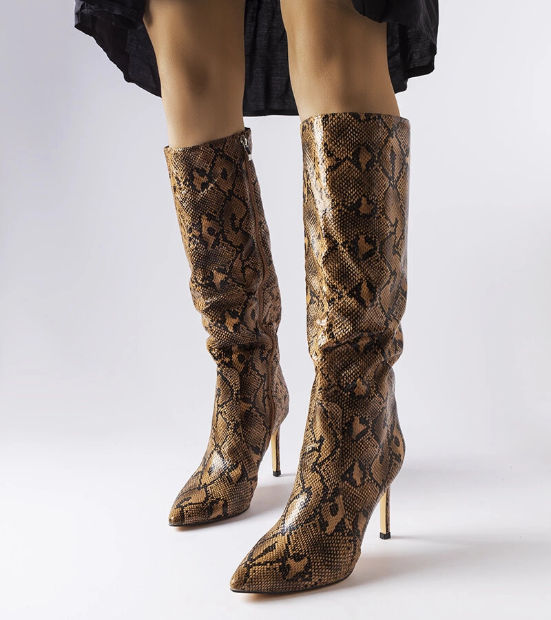Brązowe kozaki na szpilce w wężowy print