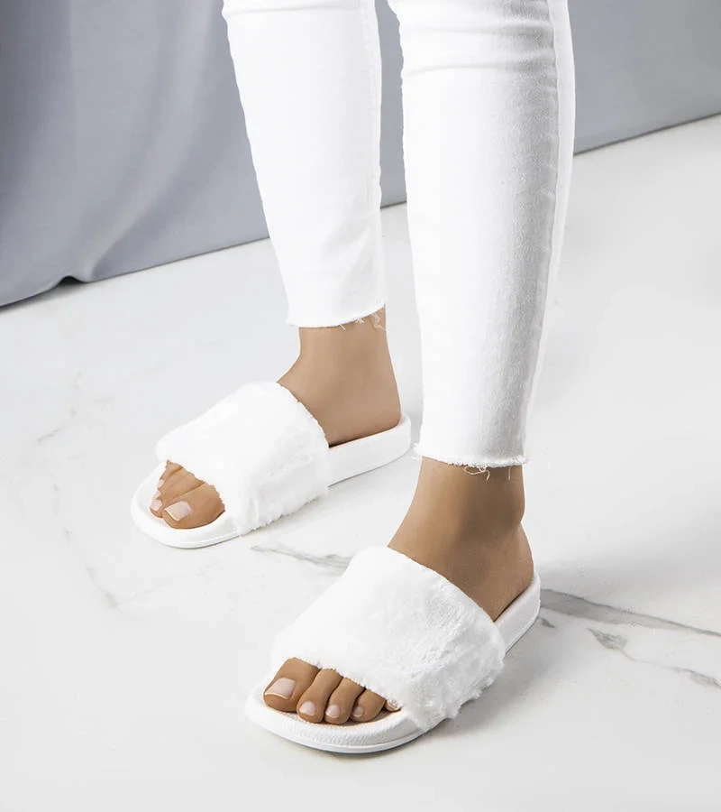 Białe klapki z futerkiem
