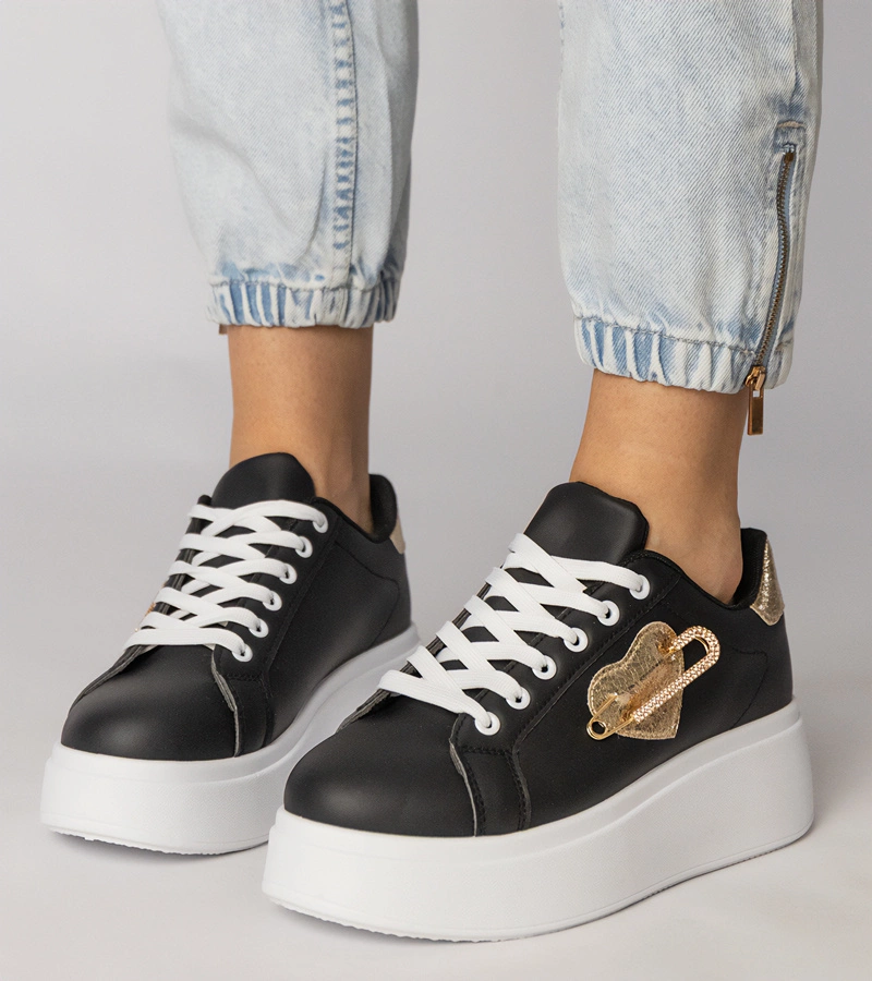 Hers Czarne sneakersy z serduszkiem przeciętym szpilką