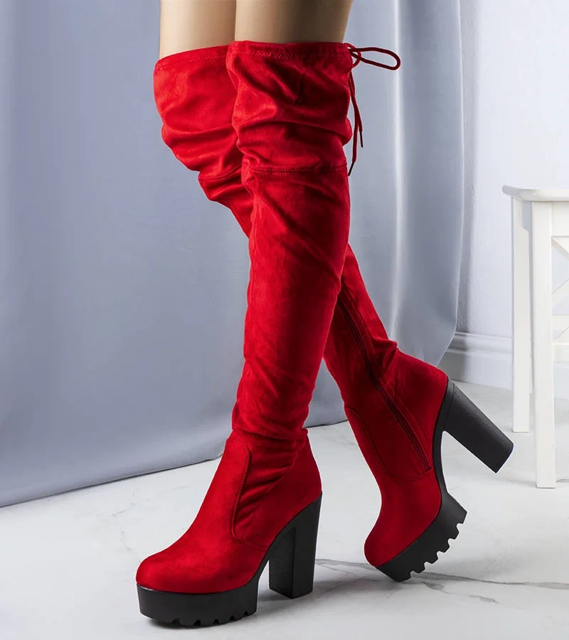 Czerwone kozaki na wysokim słupku