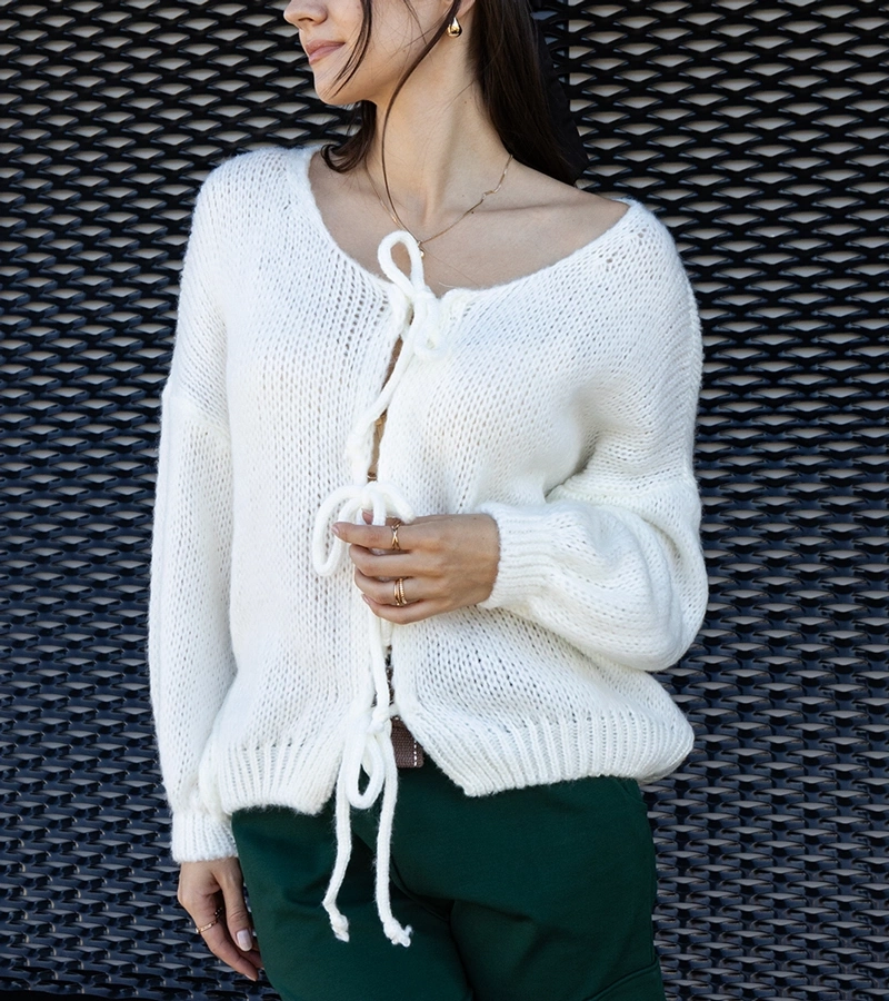 Biały wiązany sweterek