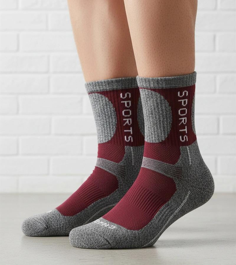 Szare ciepłe skarpetki z bordowym akcentem