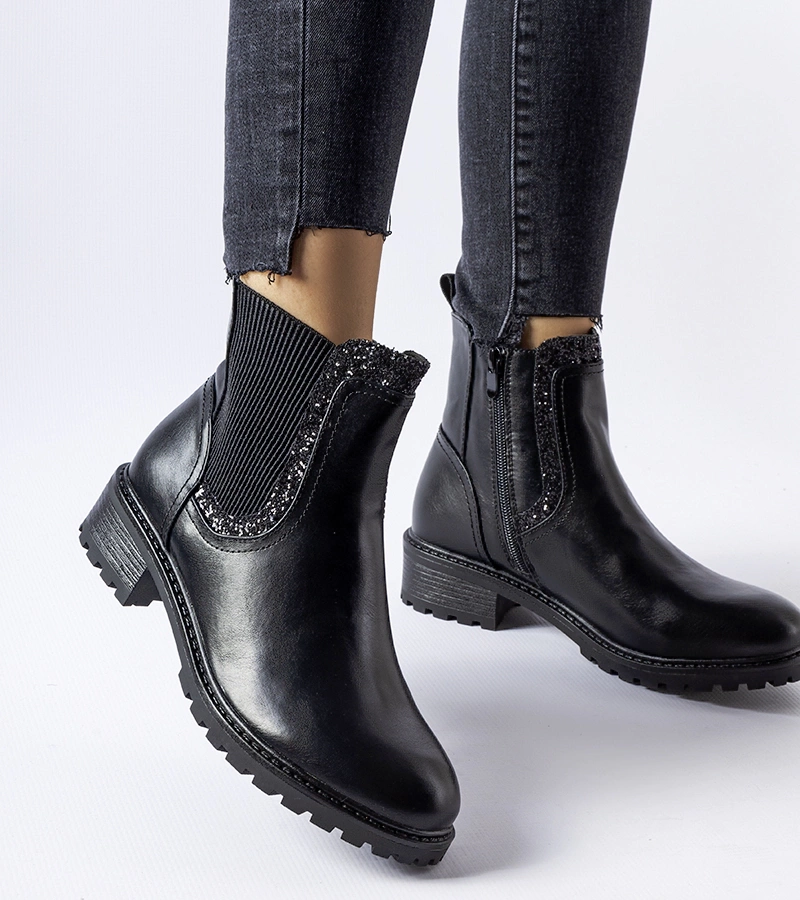 Czarne botki zdobione brokatem