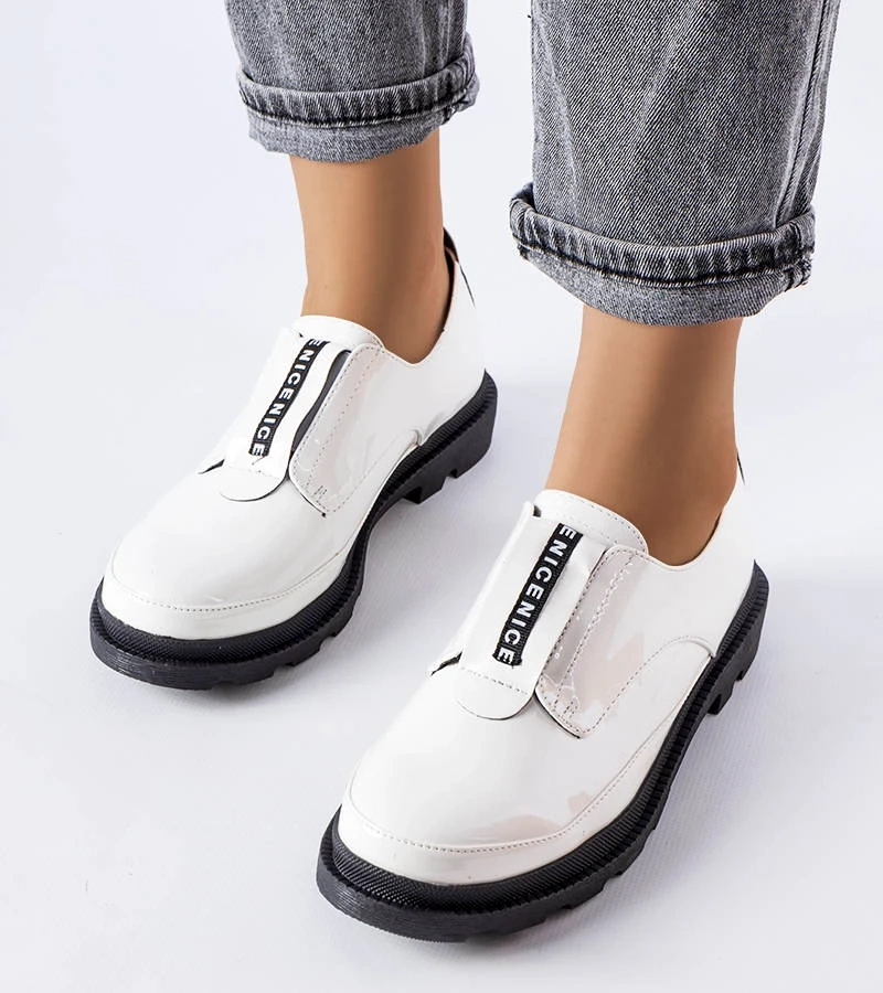 Białe półbuty z czarną podeszwą