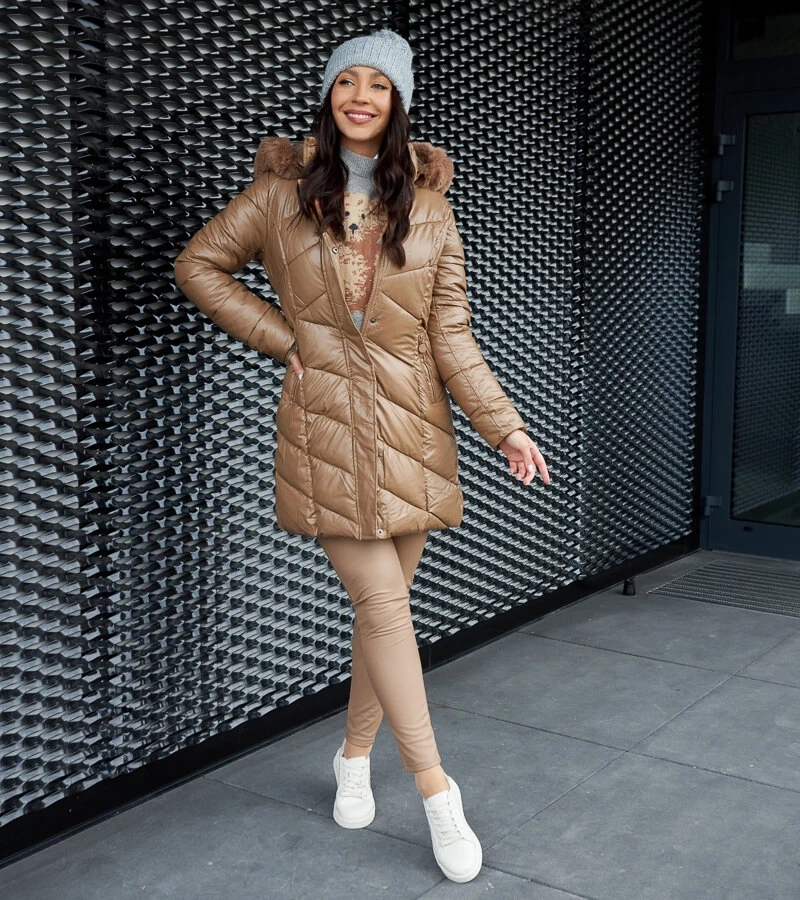 Jasnobrązowa długa pikowana kurtka z kapturem