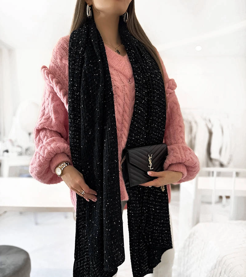 Czarny szal w kropki