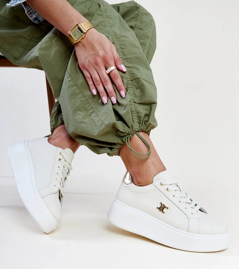 Jasnobeżowe skórzane sneakersy na wysokiej podeszwie