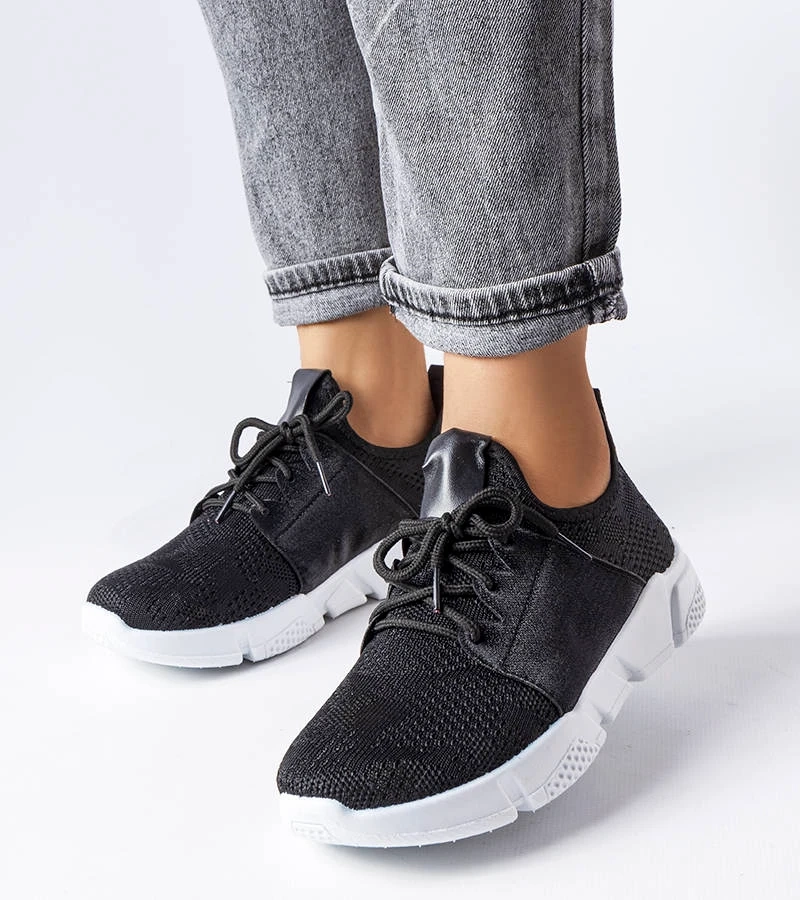 Czarne buty sportowe z elastyczna cholewką