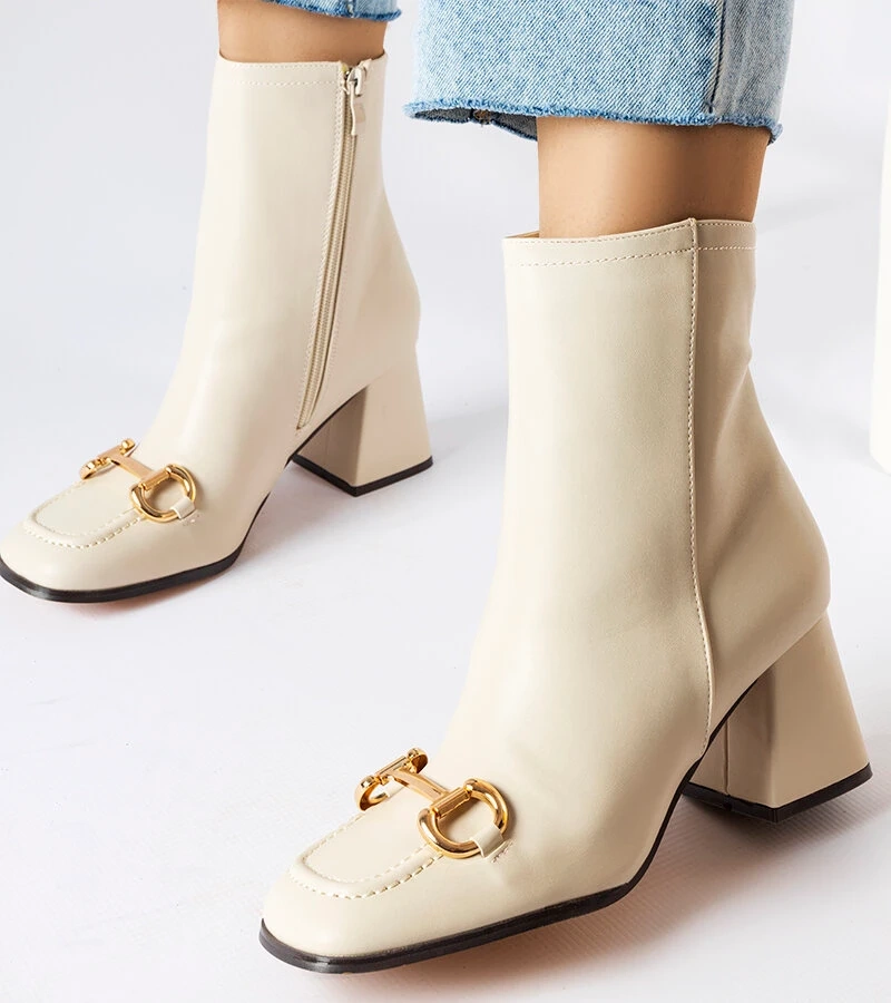 Beżowe botki na słupku