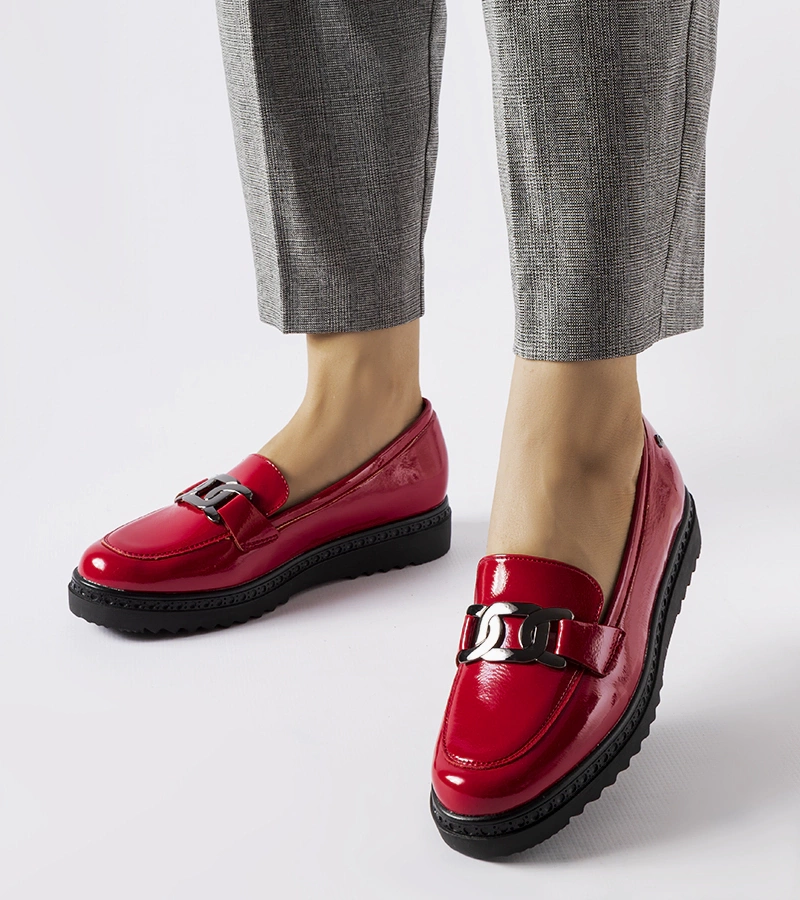 Czerwone lakierowane mokasyny na koturnie Vinceza