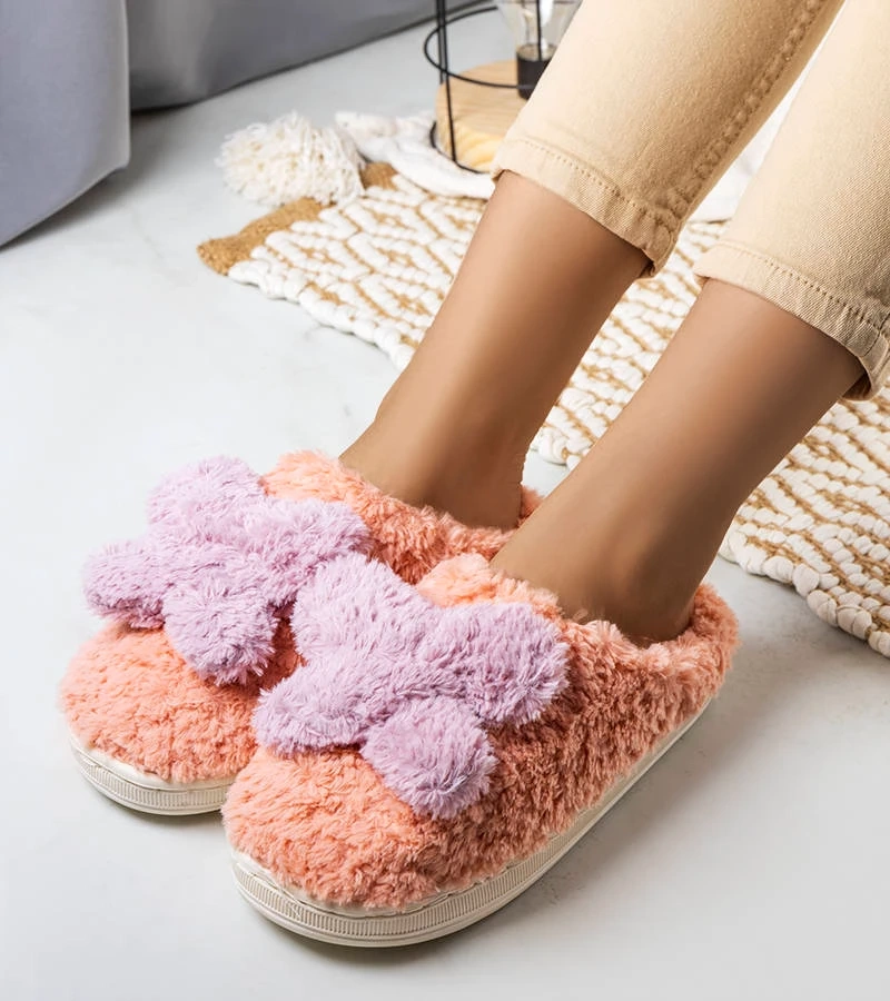 Ciemnoróżowe puchate kapcie