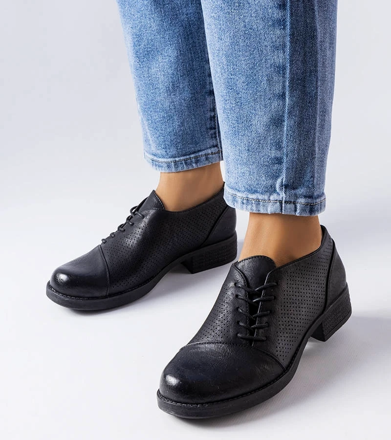 Czarne półbuty ażurowane