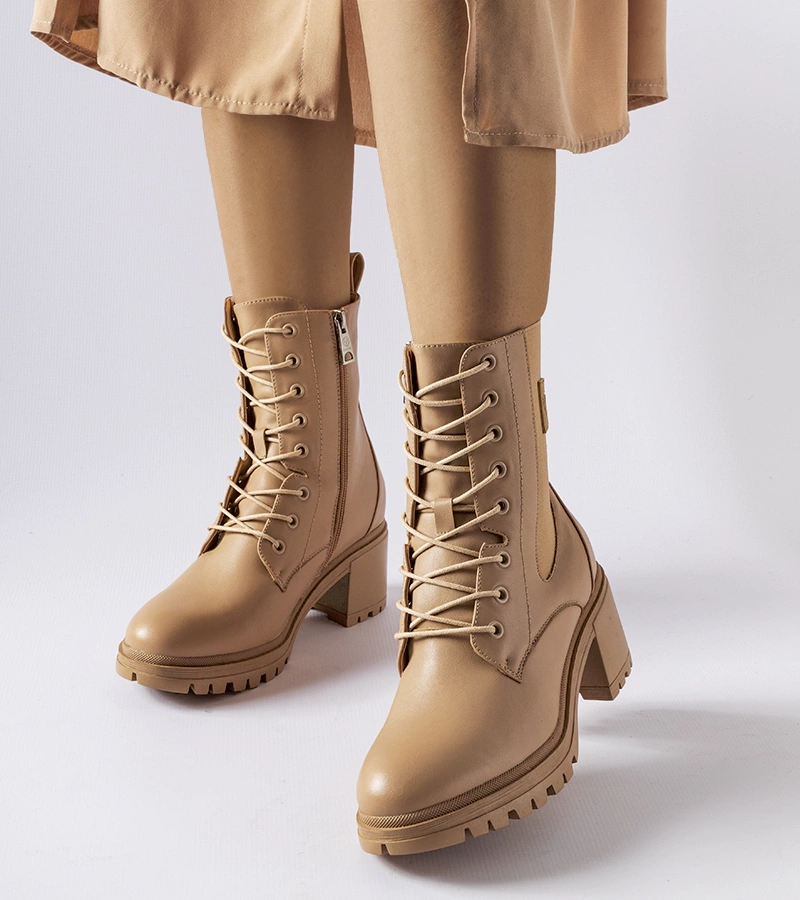 Beżowe ocieplane botki na słupku Vinceza