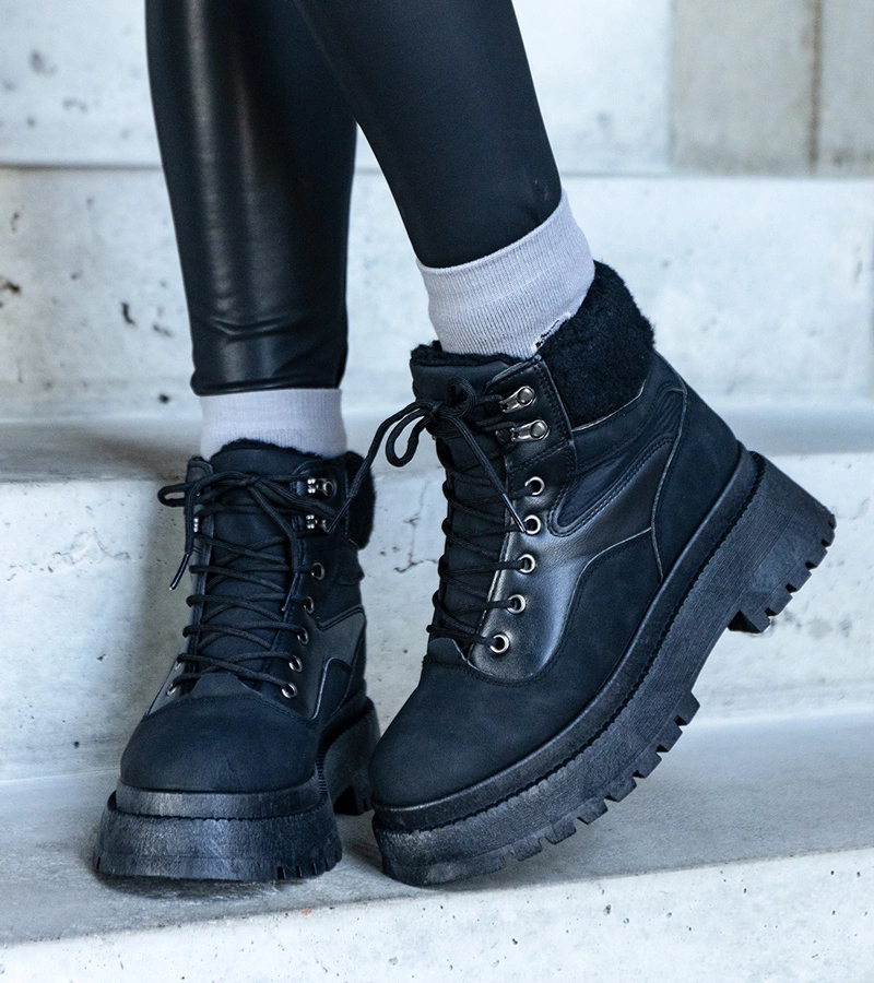 Czarne traperki na grubej podeszwie z futerkiem