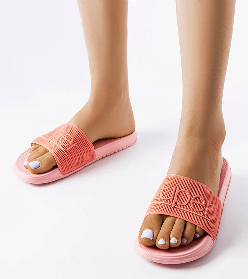 Różowe gumowe klapki