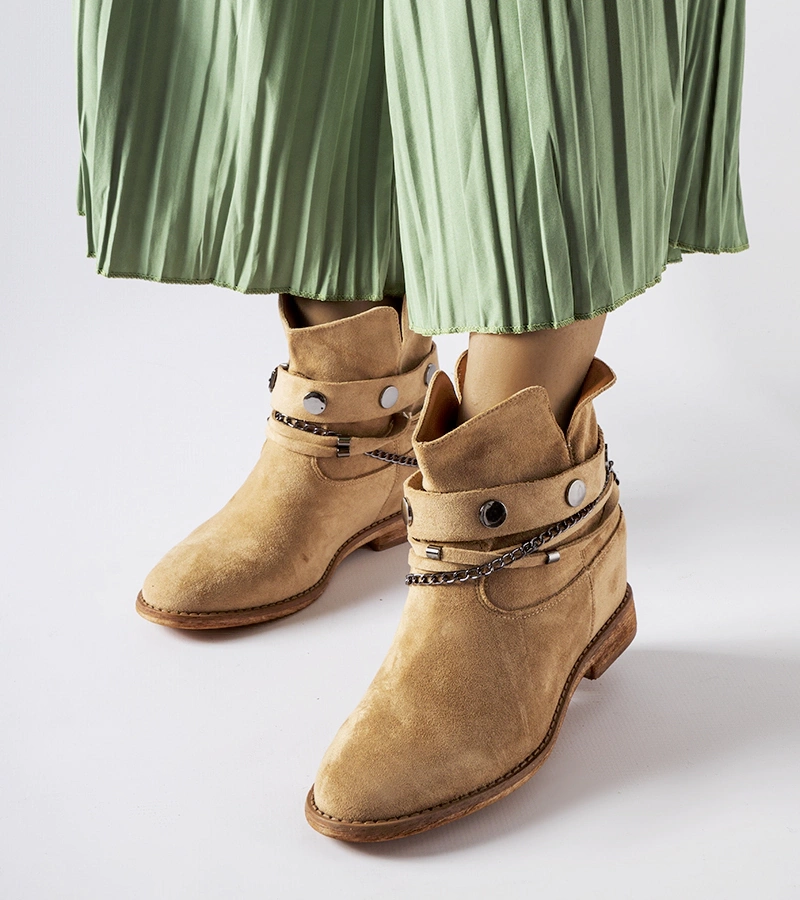 Beżowe botki na krytej koturnie