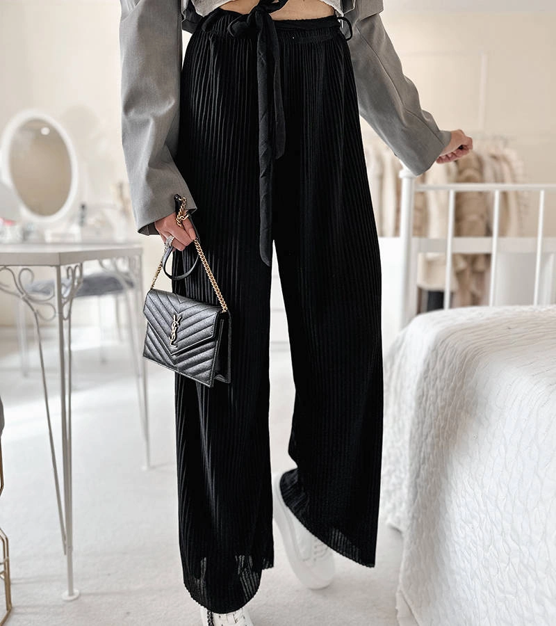 Czarne plisowane spodnie o swobodnym fasonie