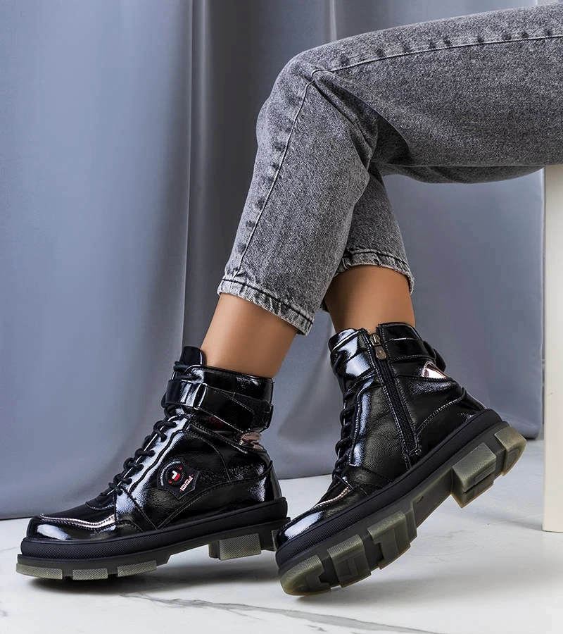 Czarne lakierowane botki