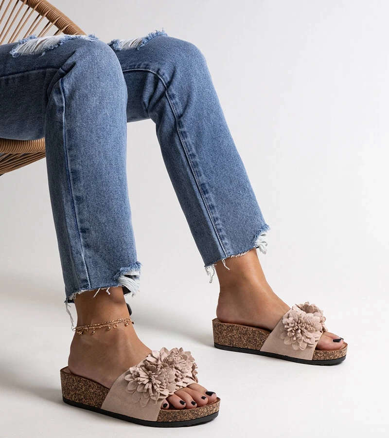 Klapki beżowe z kwiatami na platformie