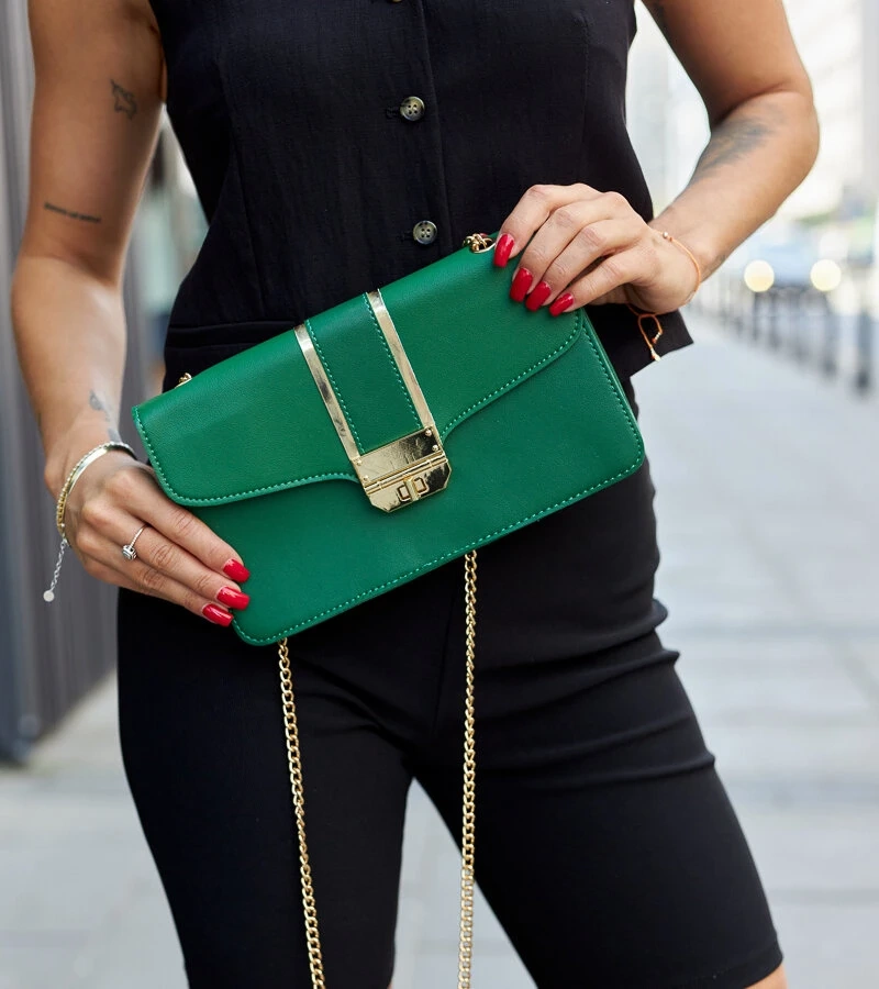 Zielona torebka na ramię z łańcuchem