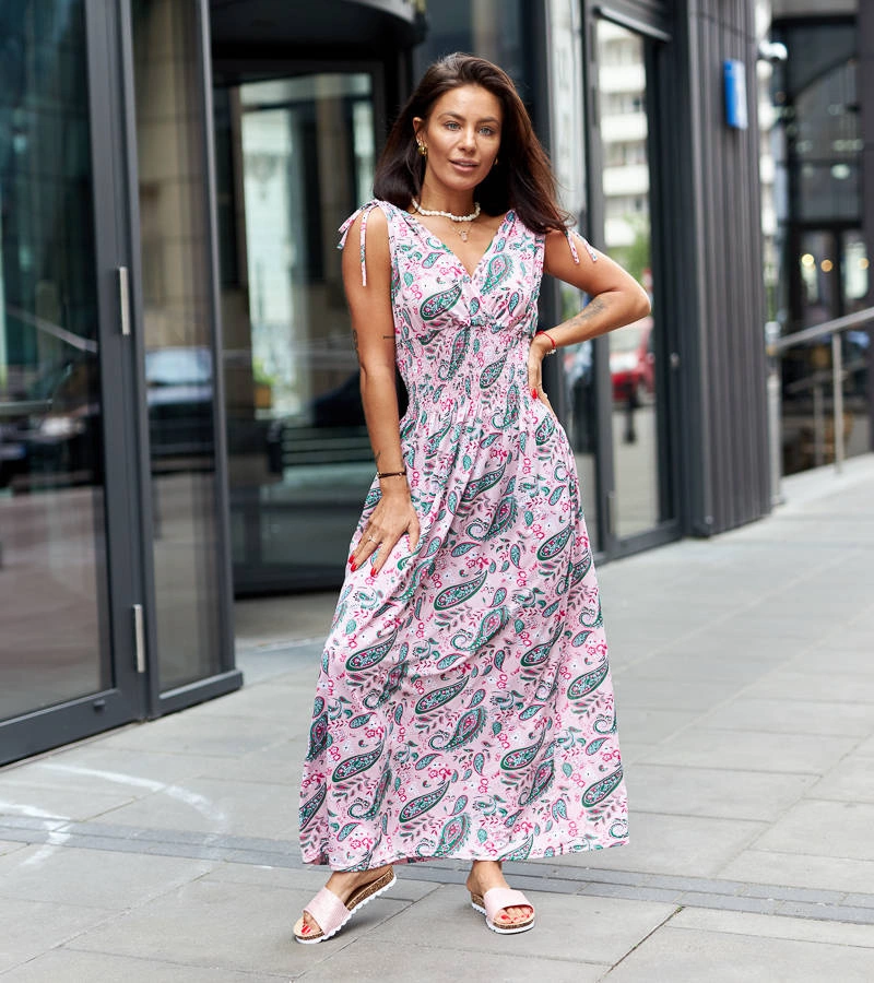 Różowa sukienka maxi w kwiaty