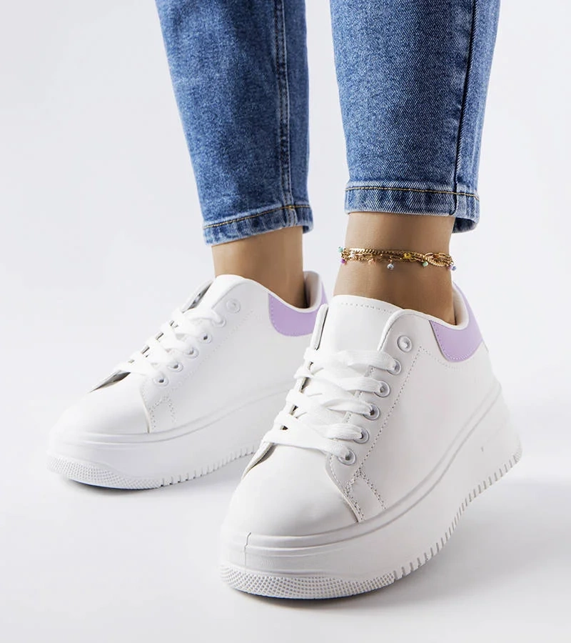 Biało sneakersy z wstawką fioletową na platformie