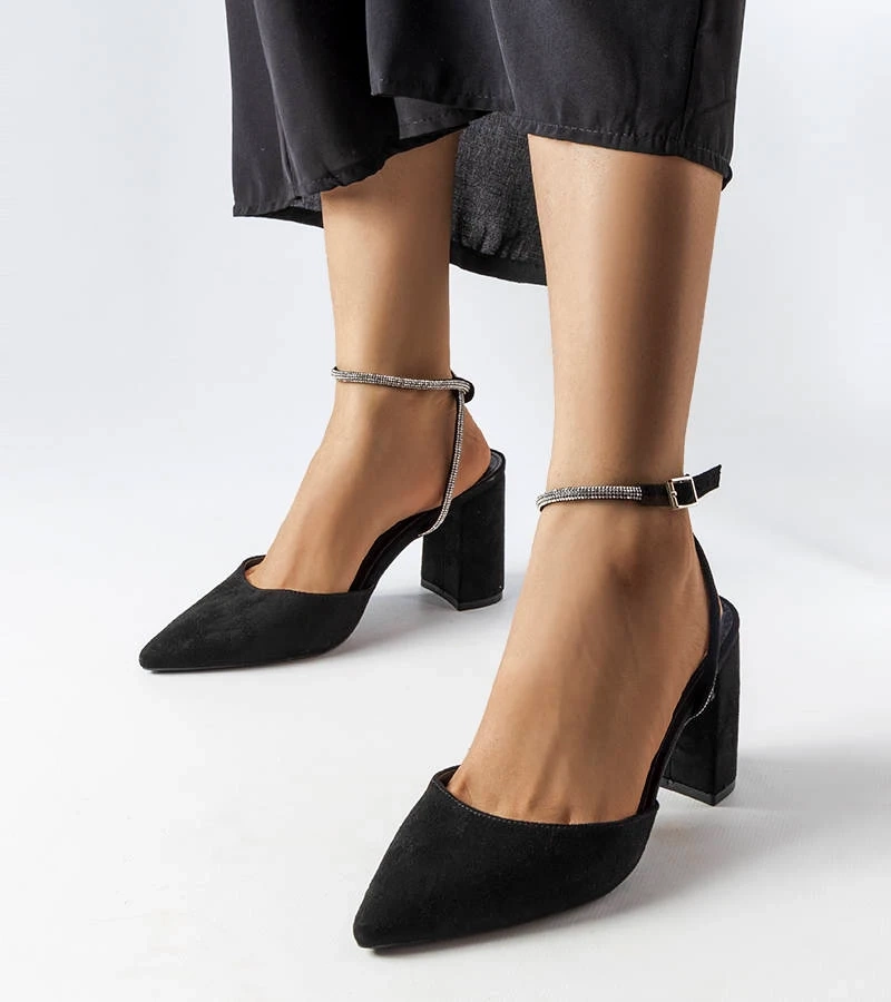 Czarne czółenka na słupku