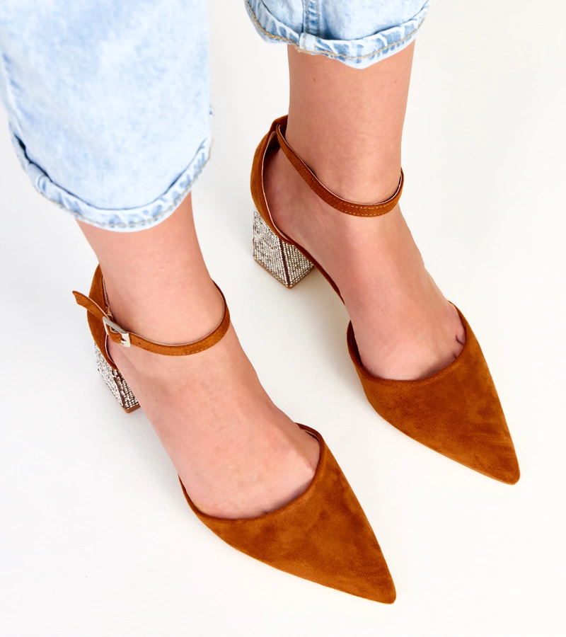 Hers Brązowe czółenka na słupku zapinane na kostce