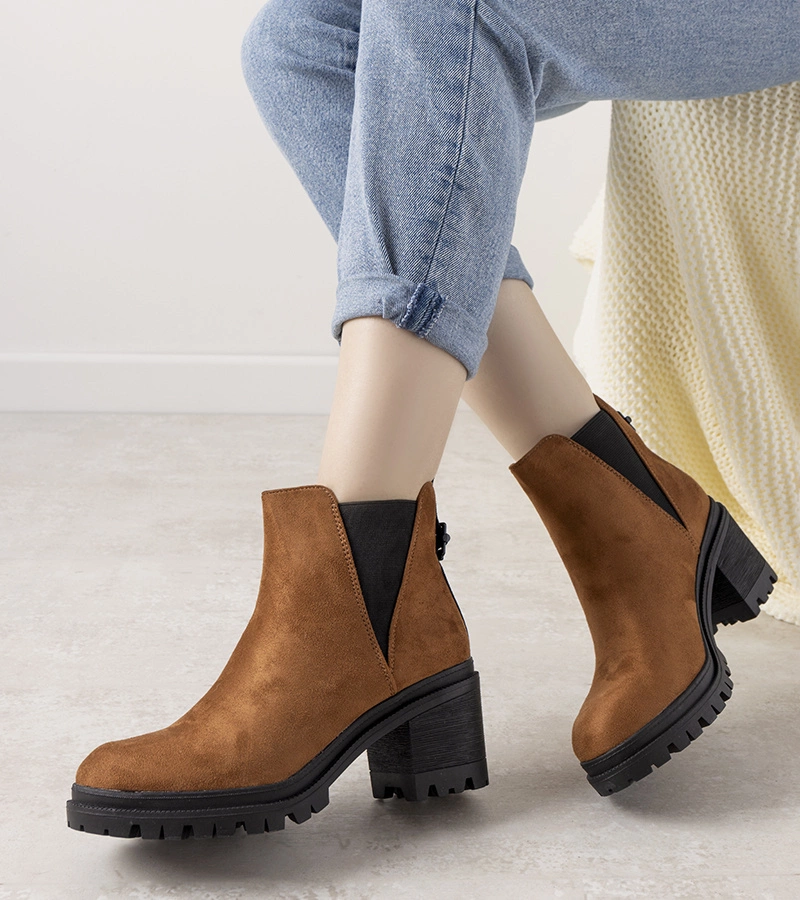 Camelowe botki na słupku Cissy