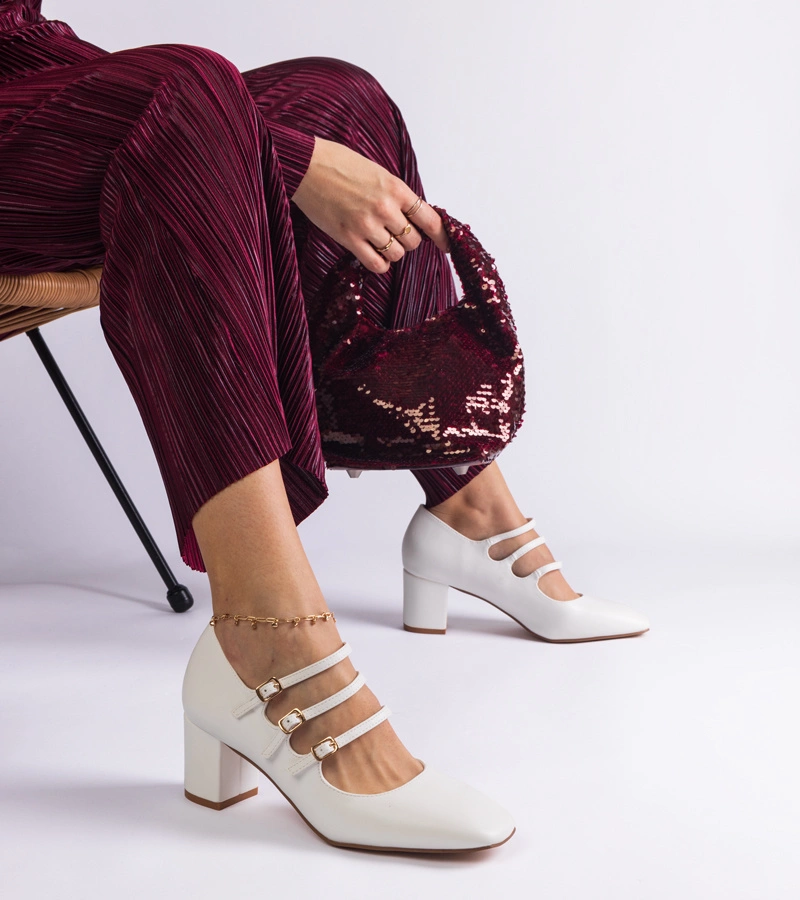 Hers białe czółenka damskie na słupku z ozdobnymi sprzączkami