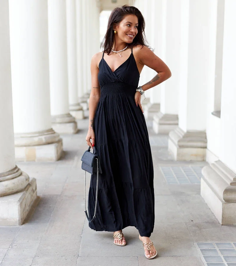 Czarna sukienka na ramiączkach