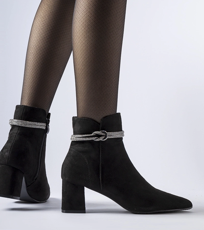 Czarne botki ocieplane na słupku zdobione cyrkoniami