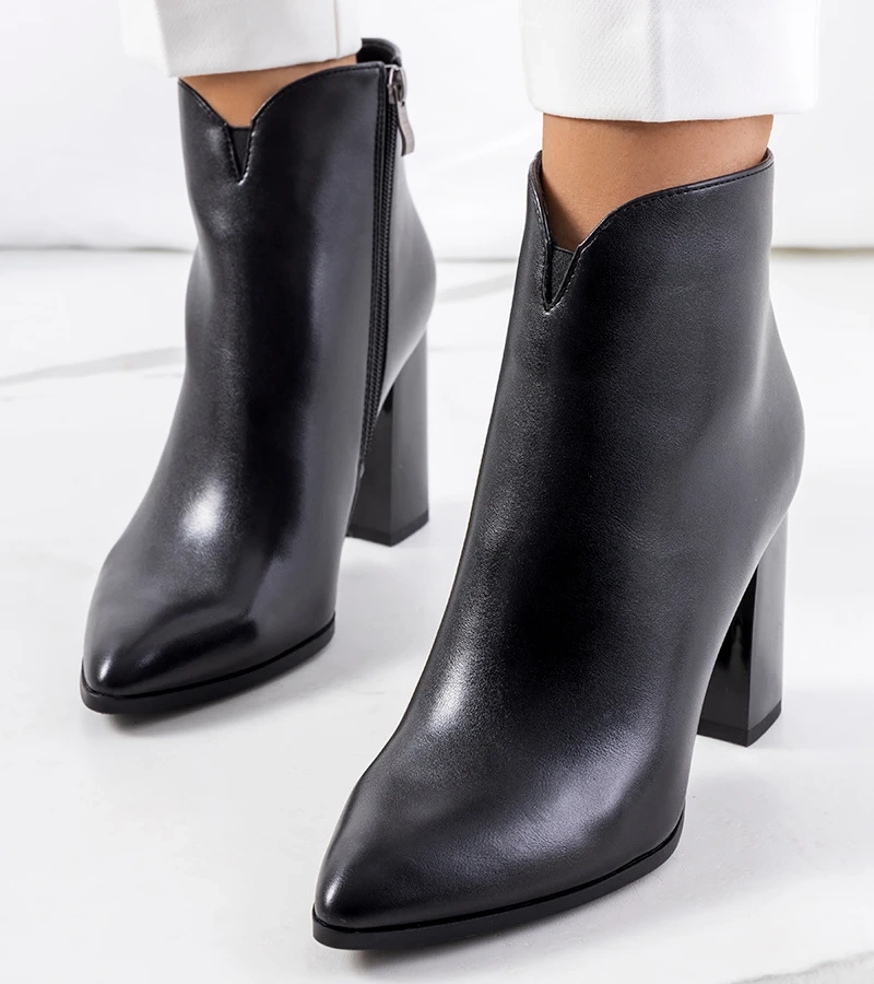 Czarne botki na wysokim obcasie