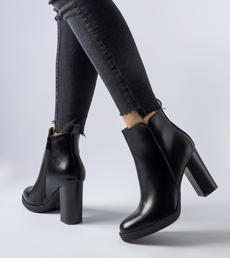 Czarne ocieplane klasyczne botki na słupku