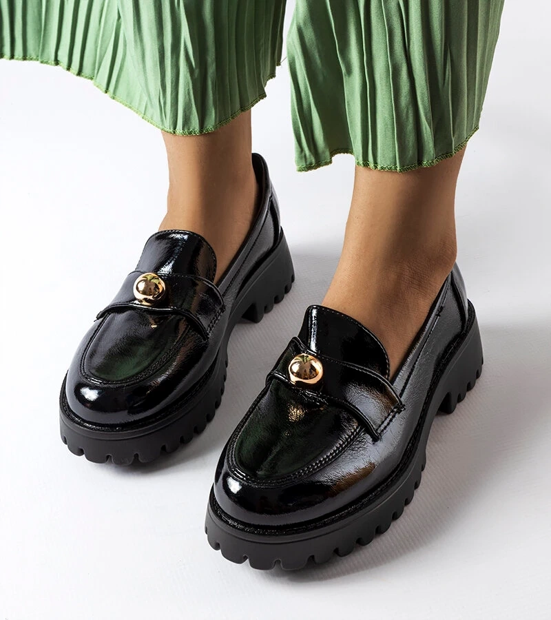 Czarne półbuty z lakierowanej ekoskóry