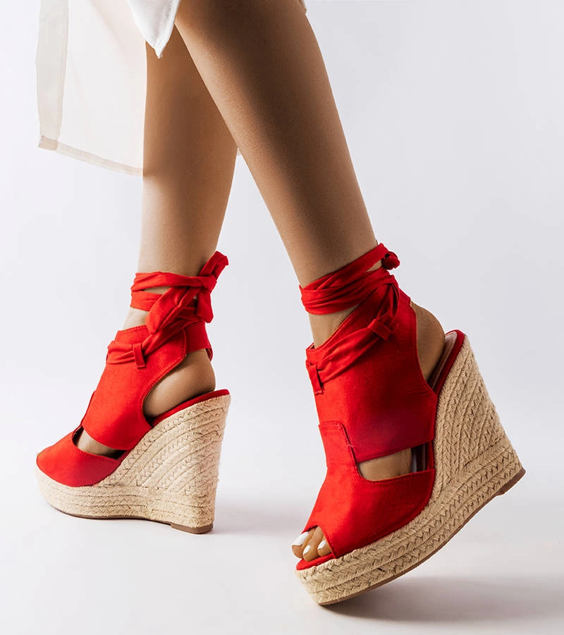 Czerwone espadryle na wysokiej koturnie