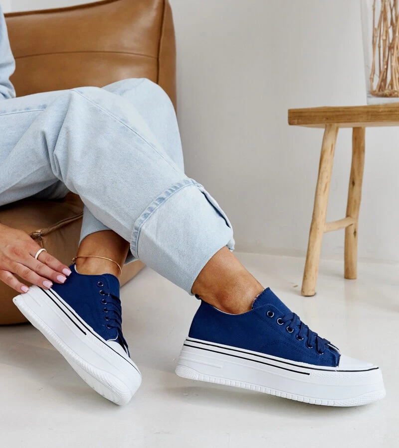 Granatowe trampki na grubej podeszwie