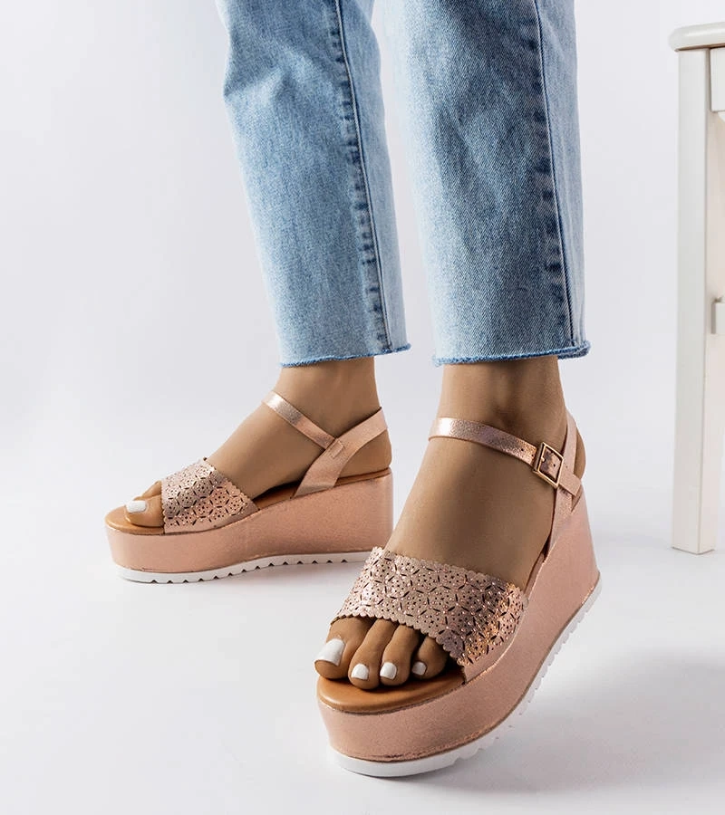 Różowe sandały na platformie