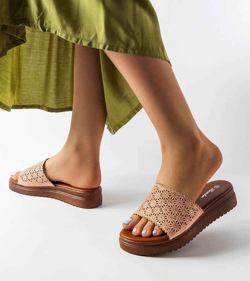 Różowe ażurowe klapki zdobione cyrkoniami