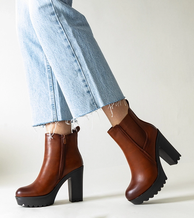 Brązowe botki na wysokim słupku