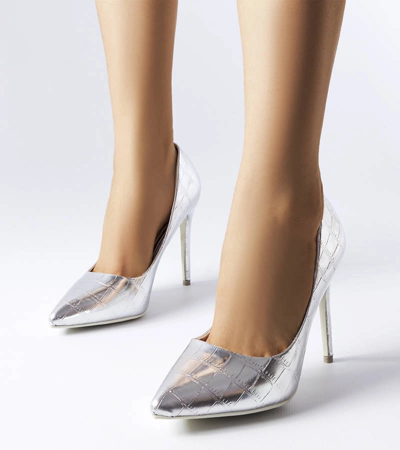 Srebrne wysokie szpilki zdobione tłoczeniem