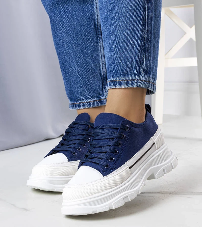 Granatowe trampki na wysokiej podeszwie