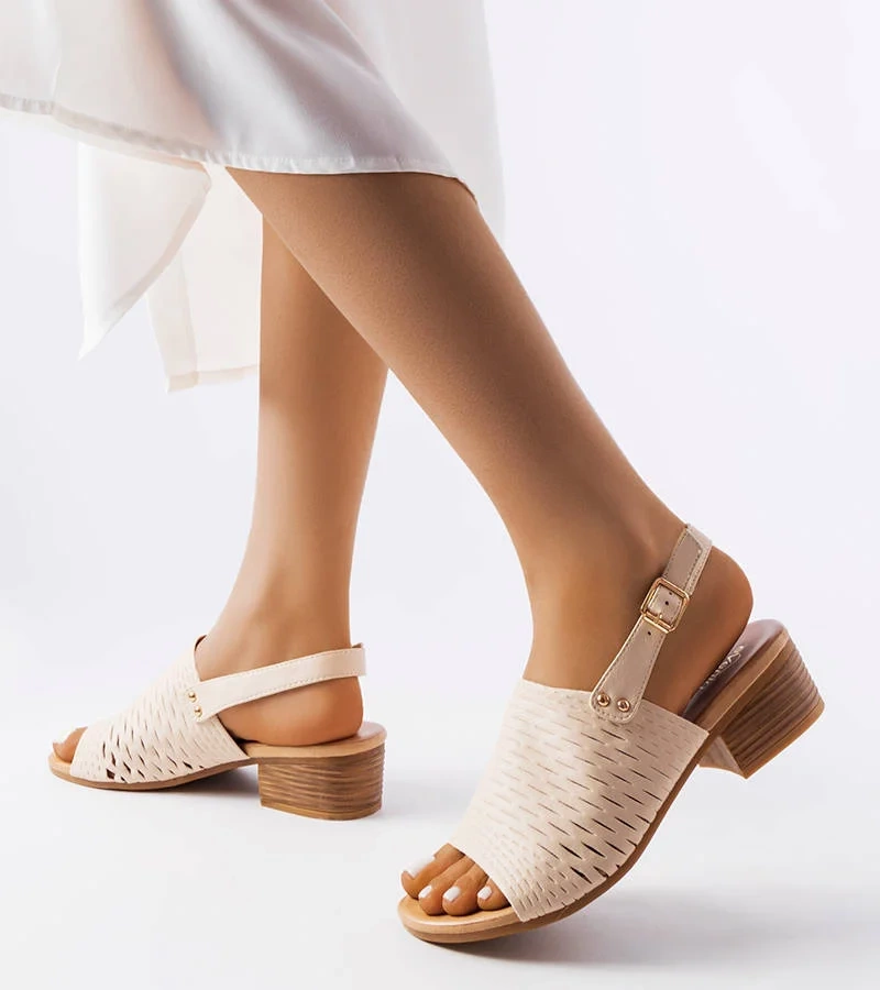 Beżowe sandały na słupku