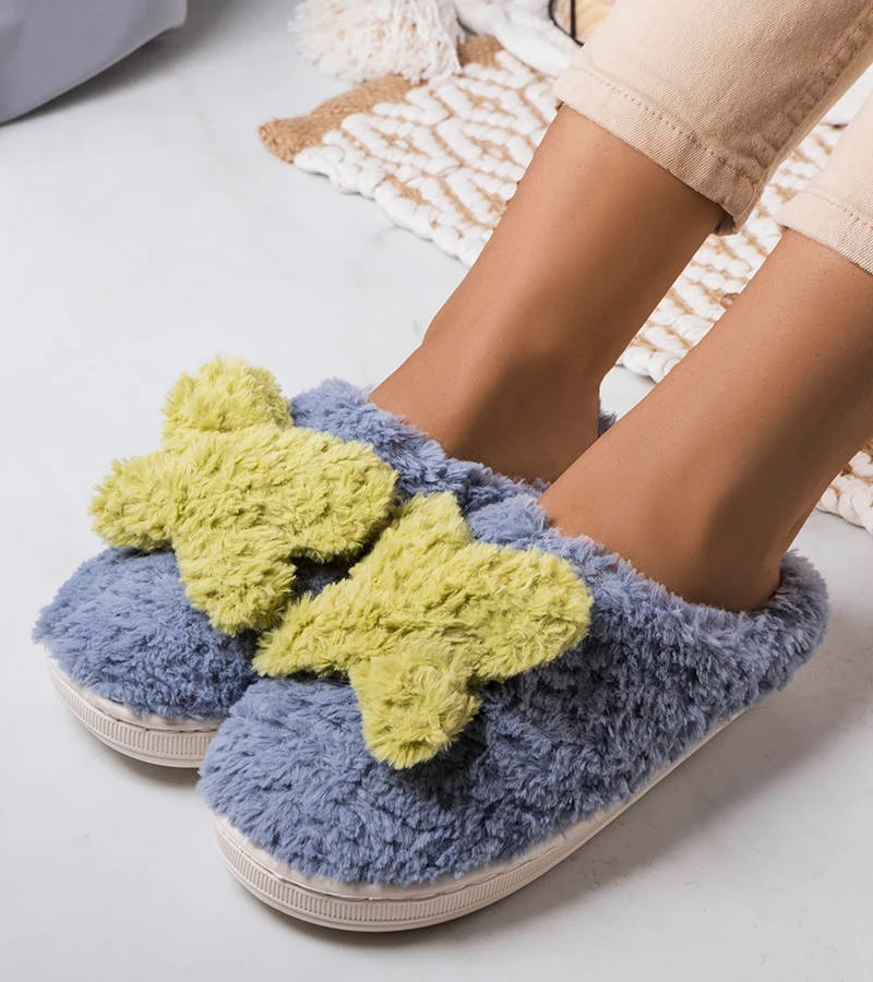 Niebieskie puchate kapcie