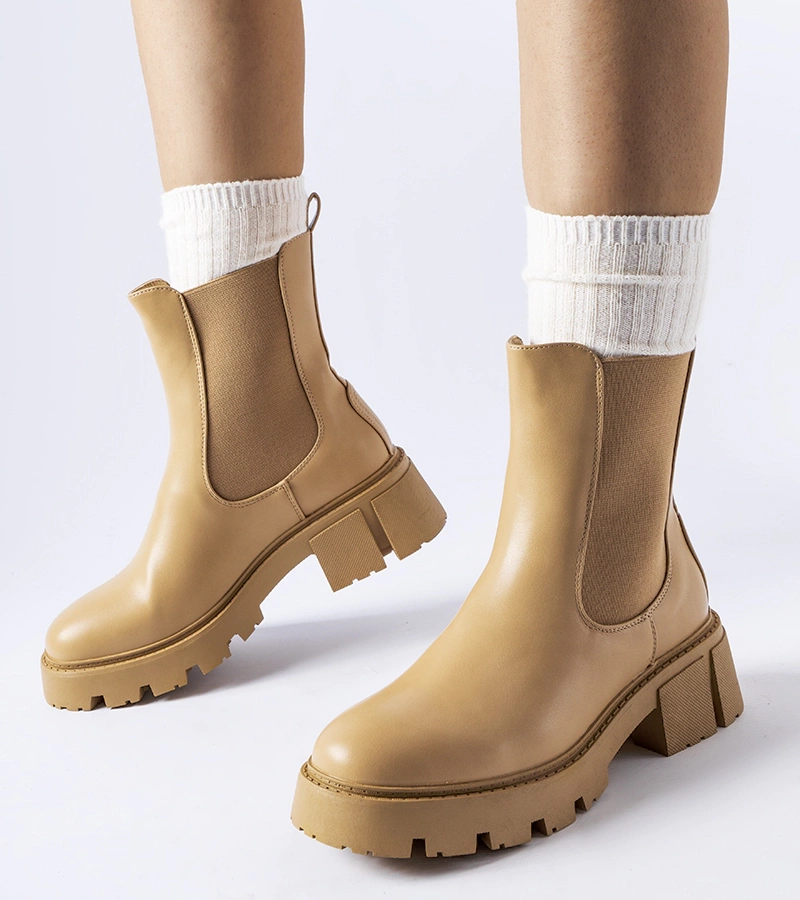 Beżowe ocieplane klasyczne wsuwane botki
