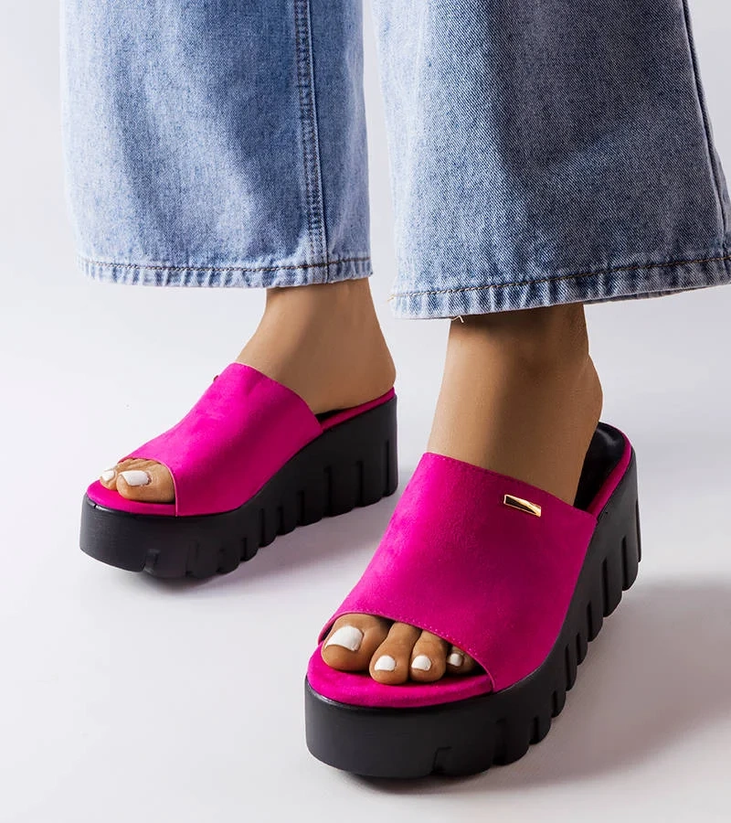 Różowe metaliczne klapki zdobione perełkami