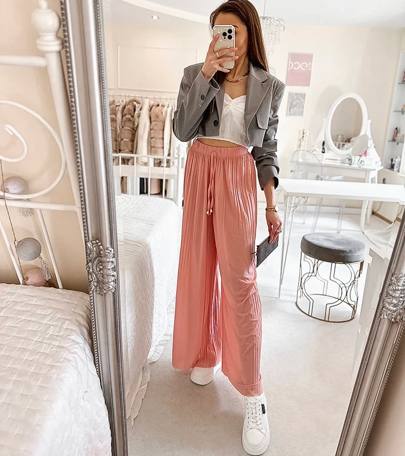 Różowe plisowane spodnie o swobodnym fasonie