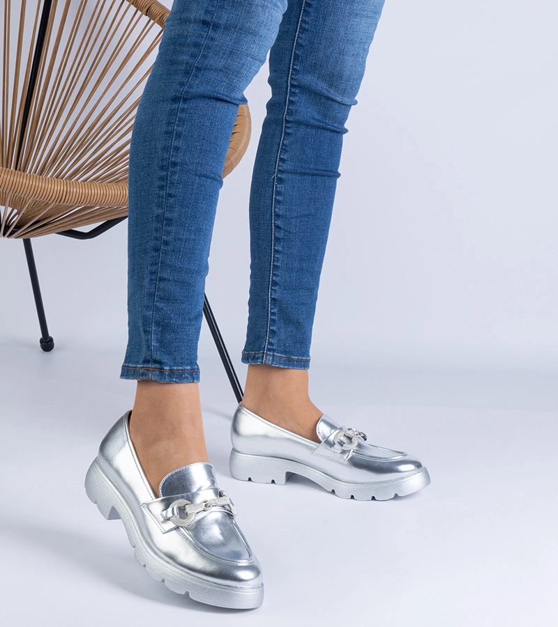 Hers półbuty damskie srebrne z ozdobą klasyczne