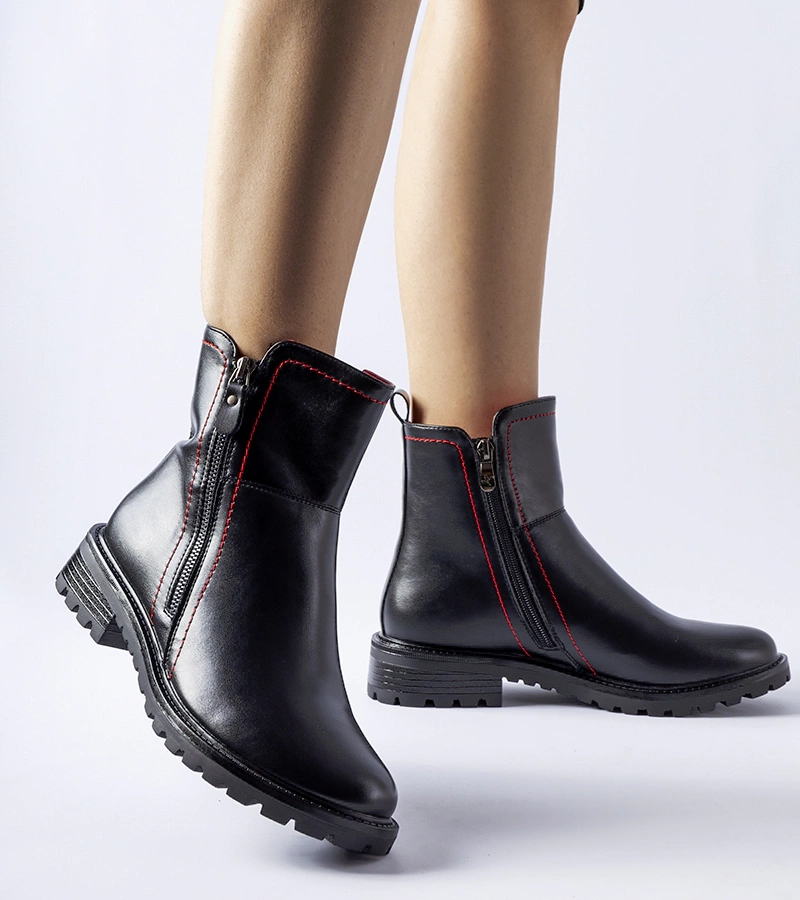 Czarne botki z ozdobną czerwoną nitką